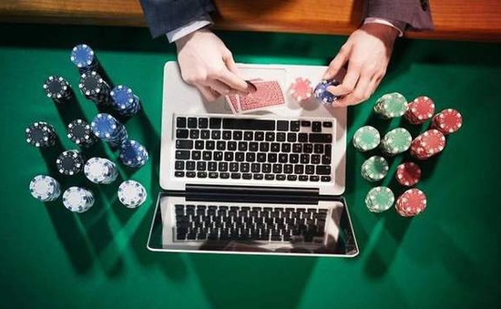 Chơi Poker online là cơ hội giúp cho người chơi kiếm tiền nhanh nhất.